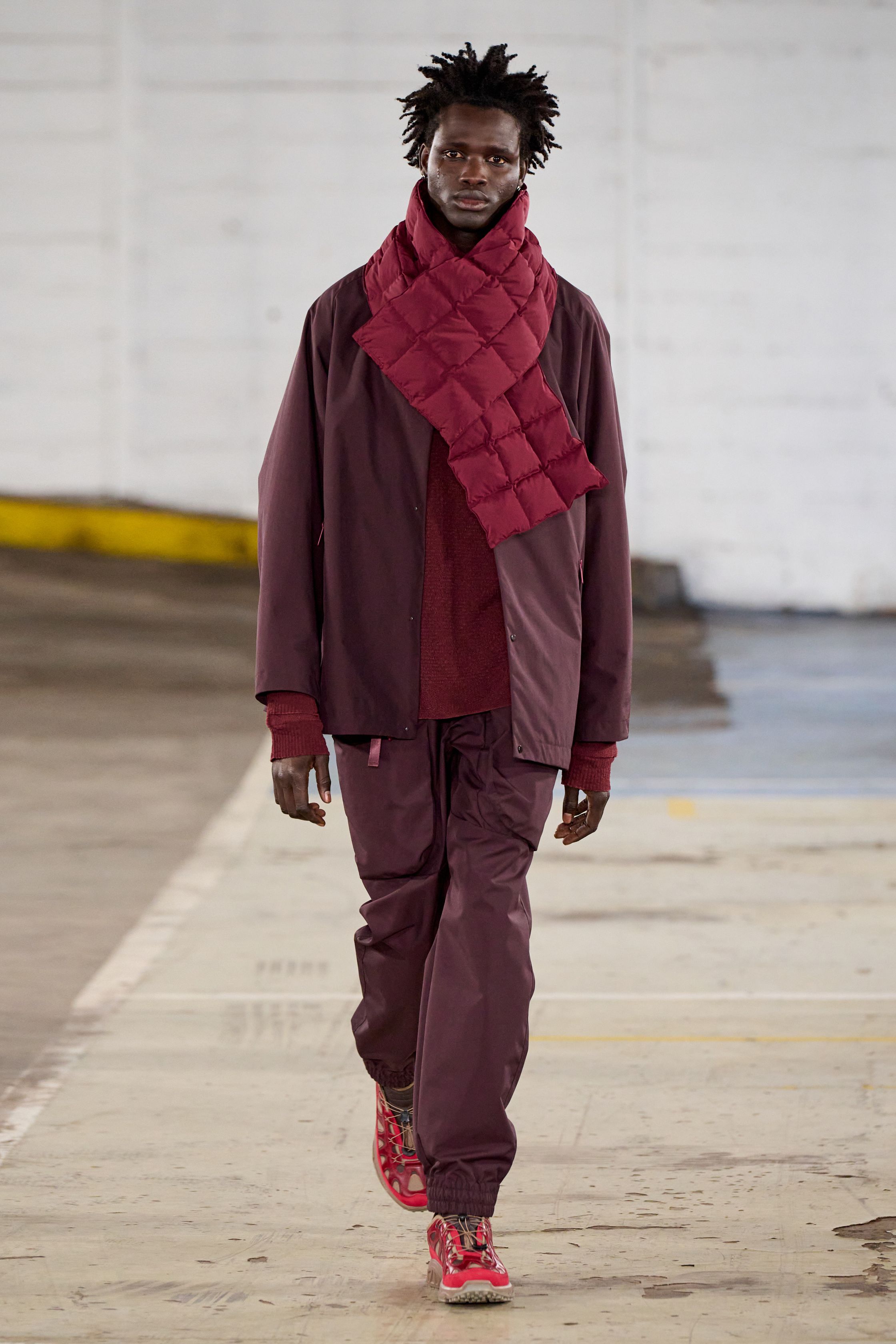 White Mountaineering 2026秋冬将机能设计推进至更系统化的日常层面。层叠式羽绒、模块化外套与统一色谱构建出高度秩序感的造型队列，强调服装在真实环境中的适应能力。系列摒弃噱头，以材料、结构与穿着逻辑取胜，是机能风从“视觉标签”向“生活系统”转化的成熟样本-顽石频道趋势研究